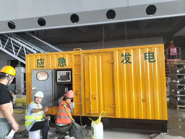 铁东怎样判断空气滤清器是否需要更换？
